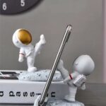 מעמד שולחני מעוצב בצורת אסטרונאוט