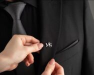 סיכת דש מעוצבת עם ראשי תיבות