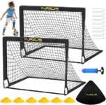 שער כדורגל עם כדור וקונוסים