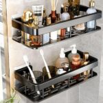 מדף צמוד לקיר לארגון אמבטיה